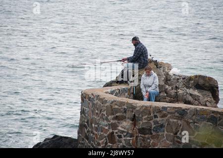Pêcheur et épouse ennuyée partenaire - Saint Peter Port - Guernesey - Île Anglo-Normande - Royaume-Uni Banque D'Images