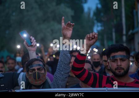 Srinagar, Inde. 17th mai 2022. Les Hindous de Kashmiri, connus localement sous le nom de « pandus », criaient des slogans lors de la manifestation à Budgam contre le meurtre de Rahul Bhat, un employé du gouvernement qui a été tué par balle par des rebelles présumés dans son bureau de Chadoora Budgam. Alors que les autorités indiennes ont assuré à la communauté de Kashmiri Pandit que tous les problèmes liés à l'emploi et à la sécurité seront résolus dans une semaine, la communauté exige un transfert de la région du Cachemire le plus tôt possible, en disant qu'ils ne peuvent pas risquer leur vie pour un emploi. Crédit : SOPA Images Limited/Alamy Live News Banque D'Images