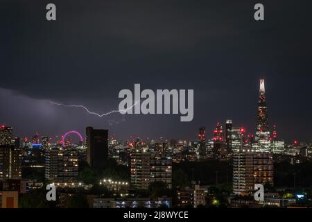 Londres, Royaume-Uni. 18th mai 2022. Météo au Royaume-Uni : des éclairs surent la ville, car des avertissements météorologiques jaunes sont émis pour le sud de l'Angleterre par le bureau met pendant la semaine de la canicule en cours. Credit: Guy Corbishley/Alamy Live News Banque D'Images