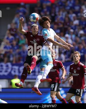 Nuremberg, Allemagne. 15th mai 2022. Firo : 05/15/2022, Fuvuball, 2nd Bundesliga, saison 2021/2022, 1st FC Nvºrnberg, FCN - FC Schalke 04 1: 2 TEMPELMANN contre ITAKURA, Schalke droit de crédit: dpa/Alamy Live News Banque D'Images