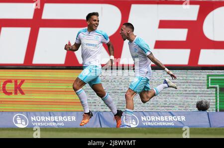 Nuremberg, Allemagne. 15th mai 2022. Firo : 05/15/2022, Fuvuball, 2.Bundesliga, saison 2021/2022, 1.FC Nvºrnberg, FCN - FC Schalke 04 1:2 jubilation Schalke à 0:1 avec ZALAZAR et CHURLINOV/dpa/Alay Live News Banque D'Images