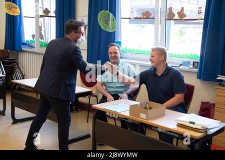 Thomas KUTSCHATY accueille les travailleurs électoraux, en votant par Thomas KUTSCHATY, le candidat principal du SPD et président du groupe parlementaire de l'Etat du SPD, à l'école Eichendorff d'Essen, élections d'Etat en Rhénanie-du-Nord-Westphalie NRW, le 15th mai 2022 à Düsseldorf/Allemagne. Â Banque D'Images