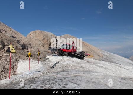 Italie, Dolomites - août 29 2016 : vue de la machine à déneiger sur le glacier de Marmolada en été, Alpes italiennes le 29 2016 août à Trentin-Alt Banque D'Images