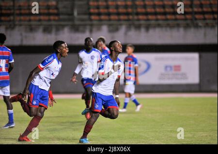 Salvador, Brésil. 18th mai 2022. BA - Salvador - 05/18/2022 - BRÉSIL coupe U17, BAHIA X FORTALEZA - Roger joueur de Bahia célèbre son but avec des joueurs de son équipe lors d'un match contre Fortaleza au stade Pituacu pour le championnat U-17 2022 de Copa do Brasil. Photo : Jhony Pinho/AGIF/Sipa USA crédit: SIPA USA/Alay Live News Banque D'Images