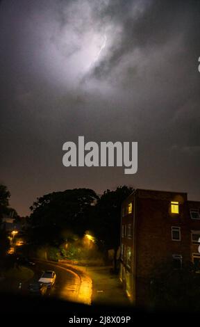 Brighton Royaume-Uni 19th mai 2022 - la foudre illumine le ciel au-dessus de la région de Queens Park de Brighton ce soir alors que des tempêtes balaient le sud-est de l'Angleterre : Credit Simon Dack / Alamy Live News Banque D'Images