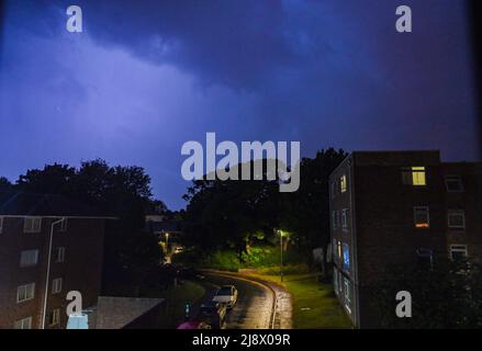 Brighton UK 19th mai 2022 - la foudre en feuilles illumine le ciel au-dessus de la région de Queens Park de Brighton ce soir alors que les tempêtes balaient le sud-est de l'Angleterre : Credit Simon Dack / Alamy Live News Banque D'Images