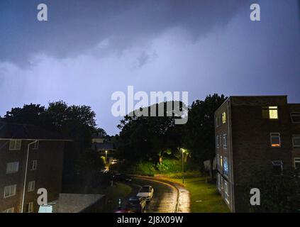 Brighton UK 19th mai 2022 - la foudre en feuilles illumine le ciel au-dessus de la région de Queens Park de Brighton ce soir alors que les tempêtes balaient le sud-est de l'Angleterre : Credit Simon Dack / Alamy Live News Banque D'Images