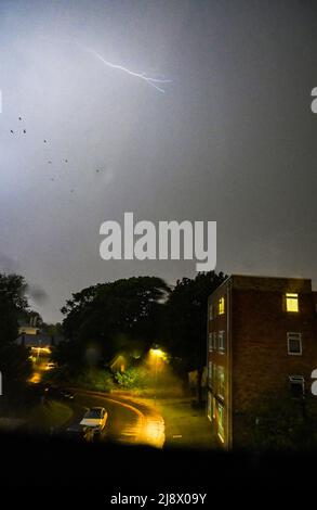 Brighton Royaume-Uni 19th mai 2022 - la foudre illumine le ciel au-dessus de la région de Queens Park de Brighton ce soir alors que des tempêtes balaient le sud-est de l'Angleterre : Credit Simon Dack / Alamy Live News Banque D'Images