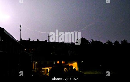 Brighton UK 19th mai 2022 - la foudre illumine le ciel au-dessus de l'émetteur Whitehawk à Brighton ce soir alors que des tempêtes balaient le sud-est de l'Angleterre : Credit Simon Dack / Alamy Live News Banque D'Images