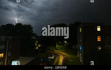 Brighton Royaume-Uni 19th mai 2022 - la foudre illumine le ciel au-dessus de la région de Queens Park de Brighton ce soir alors que des tempêtes balaient le sud-est de l'Angleterre : Credit Simon Dack / Alamy Live News Banque D'Images