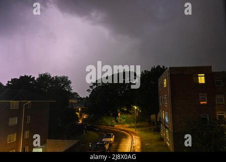 Brighton UK 19th mai 2022 - la foudre en feuilles illumine le ciel au-dessus de la région de Queens Park de Brighton ce soir alors que les tempêtes balaient le sud-est de l'Angleterre : Credit Simon Dack / Alamy Live News Banque D'Images