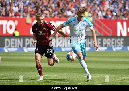 Tim HANDWERKER (1st FC Nuremberg), action, duels contre Marius BUELTER (FC Schalke 04), tire, tugs au maillot, football 2nd Bundesliga saison 2021/2022, 34th match day, matchday34. 1.FC Nuremberg - FC Schalke 04 1-2, le 15th mai 2022, MAX MORLOCK STADIUM. Banque D'Images