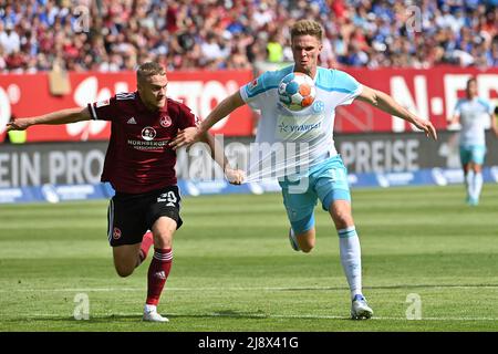 Tim HANDWERKER (1st FC Nuremberg), action, duels contre Marius BUELTER (FC Schalke 04), tire, tugs au maillot, football 2nd Bundesliga saison 2021/2022, 34th match day, matchday34. 1.FC Nuremberg - FC Schalke 04 1-2, le 15th mai 2022, MAX MORLOCK STADIUM. Banque D'Images