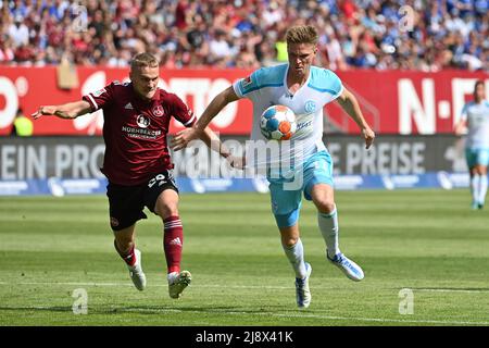 Tim HANDWERKER (1st FC Nuremberg), action, duels contre Marius BUELTER (FC Schalke 04), tire, tugs au maillot, football 2nd Bundesliga saison 2021/2022, 34th match day, matchday34. 1.FC Nuremberg - FC Schalke 04 1-2, le 15th mai 2022, MAX MORLOCK STADIUM. Banque D'Images