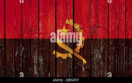 Vue de dessus de l'ancien drapeau peint de l'Angola sur Fence en bois foncé, mur. patriot et concept de voyage. Pas de mât. Conception de plan, présentation. Arrière-plan drapeau Banque D'Images