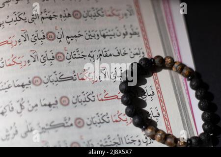 Perles de prière sur les pages de Coran Banque D'Images
