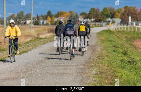 Des gens en bonne santé qui font du vélo dans le parc. Groupe de cyclistes par jour ensoleillé. Photo de voyage, Selective Focus-11 octobre,2021-Vancouver C.-B., ca Banque D'Images