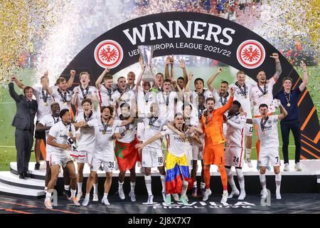 Séville, Séville, Espagne. 19th mai 2022. Les joueurs d'Eintrach célèbrent avec le trophée après le match final Europa League entre Rangers FC et Eintrach Frankfurt à Ramon Sanchez Pizjuan le 18 mai 2022 à Séville, Espagne. (Credit image: © Jose Luis Contreras/DAX via ZUMA Press Wire) Credit: ZUMA Press, Inc./Alamy Live News Banque D'Images