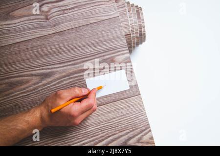 Étiquette de prix sur un rouleau de linoléum. Gabarit pour une inscription sur un morceau de linoléum roulé. Revêtements de sol pour la maison. Banque D'Images