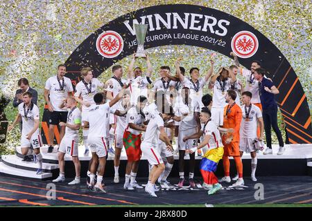Séville, Séville, Espagne. 19th mai 2022. Les joueurs d'Eintrach célèbrent avec le trophée après le match final Europa League entre Rangers FC et Eintrach Frankfurt à Ramon Sanchez Pizjuan le 18 mai 2022 à Séville, Espagne. (Credit image: © Jose Luis Contreras/DAX via ZUMA Press Wire) Credit: ZUMA Press, Inc./Alamy Live News Banque D'Images