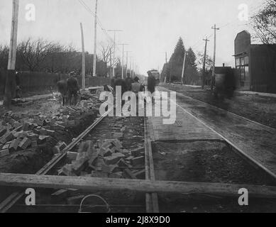 Voies de tramway sur Queen, à l'est de Lee (peut-être Toronto) vers. 1906 Banque D'Images