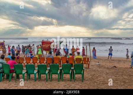 Chaises placées sur la plage pour les touristes pour profiter de la vue de lever du soleil à Puri, Odisha, Inde Banque D'Images