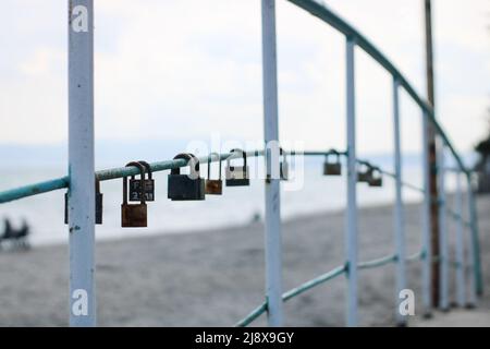 Les cadenas sont verrouillés aux barres de pont Banque D'Images
