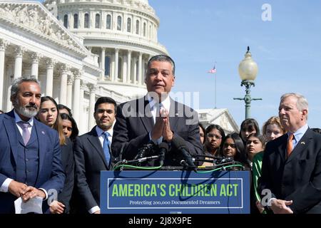 Washington, États-Unis. 18th mai 2022. LE sénateur AMÉRICAIN Alex Padilla (D-CA) parle de la législation bipartisane visant à protéger les Rêveurs documentés lors d'une conférence de presse sur la loi américaine sur les enfants à House Triangle/Capitol Hill à Washington. Crédit : SOPA Images Limited/Alamy Live News Banque D'Images