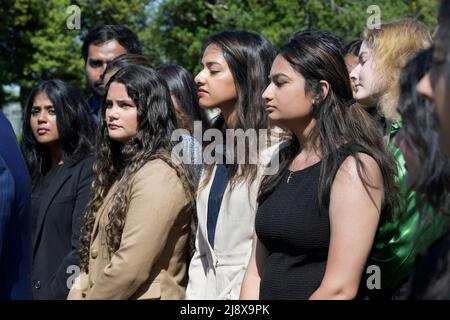 Washington, États-Unis. 18th mai 2022. A documenté Dreamers, Fedora Castelino (NC) (R), Eti Sinha (CA) (C) et Millie Ferrera (TX) (L) lors d'une conférence de presse sur l'America's Children Act à House Triangle/Capitol Hill à Washington. Crédit : SOPA Images Limited/Alamy Live News Banque D'Images