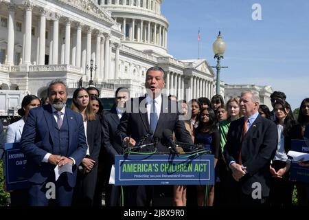 Washington, États-Unis. 18th mai 2022. LE sénateur AMÉRICAIN Alex Padilla (D-CA) parle de la législation bipartisane visant à protéger les Rêveurs documentés lors d'une conférence de presse sur la loi américaine sur les enfants à House Triangle/Capitol Hill à Washington. Crédit : SOPA Images Limited/Alamy Live News Banque D'Images