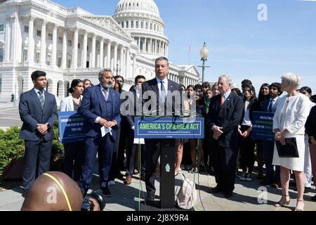 Washington, États-Unis. 18th mai 2022. LE sénateur AMÉRICAIN Alex Padilla (D-CA) parle de la législation bipartisane visant à protéger les Rêveurs documentés lors d'une conférence de presse sur la loi américaine sur les enfants à House Triangle/Capitol Hill à Washington. Crédit : SOPA Images Limited/Alamy Live News Banque D'Images