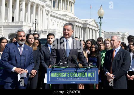 Washington, États-Unis. 18th mai 2022. LE sénateur AMÉRICAIN Alex Padilla (D-CA) parle de la législation bipartisane visant à protéger les Rêveurs documentés lors d'une conférence de presse sur la loi américaine sur les enfants à House Triangle/Capitol Hill à Washington. Crédit : SOPA Images Limited/Alamy Live News Banque D'Images