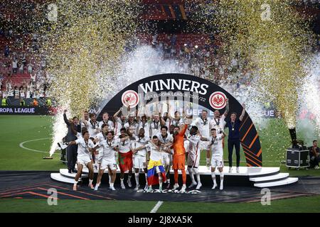 Séville, Espagne. 18th mai 2022. Eintracht Frankfurt joueur célébrer la levée du trophée après avoir remporté la finale de la LIGUE EUROPA de Séville 2022 lors de la finale de l'UEFA Europa League 2022 - Eintracht vs Rangers, football Europa League Match à Séville, Espagne, mai 18 2022 crédit: Independent photo Agency/Alay Live News Banque D'Images