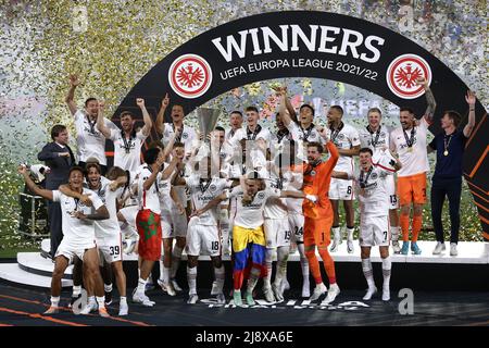 Séville, Espagne. 18th mai 2022. Eintracht Frankfurt joueur célébrer la levée du trophée après avoir remporté la finale de la LIGUE EUROPA de Séville 2022 lors de la finale de l'UEFA Europa League 2022 - Eintracht vs Rangers, football Europa League Match à Séville, Espagne, mai 18 2022 crédit: Independent photo Agency/Alay Live News Banque D'Images