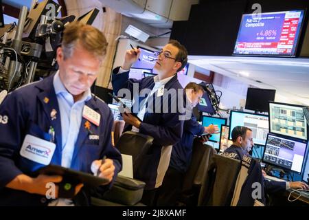 New York, États-Unis. 18th mai 2022. Les traders travaillent à la Bourse de New York (NYSE) à New York, aux États-Unis, le 18 mai 2022. Les actions américaines ont chuté mercredi, tandis que les faibles revenus des principaux détaillants ont alimenté les inquiétudes quant à l'impact de l'inflation. Le Dow Jones Industrial Average a plongé de 1164,52 points, soit 3,57 pour cent, à 31 490,07. Cela a marqué son pire déclin quotidien depuis juin 2020, selon Dow Jones Market Data. Credit: Michael Nagle/Xinhua/Alay Live News Banque D'Images