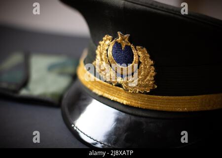 Chapeau militaire avec lune et étoile Banque D'Images