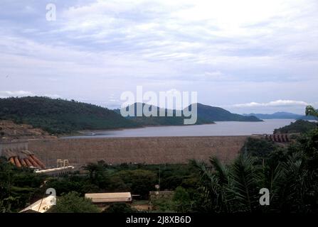 Le barrage d'Akosombo, également connu sous le nom de barrage de Volta, est un barrage hydroélectrique sur la rivière Volta dans le sud-est du Ghana. Mur principal. Construit en 1965. Banque D'Images