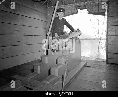 Neuf O'Clock Gun Vancouver. Photographie prise pour la campagne de prêt de la victoire 4th ca. 1943 Banque D'Images