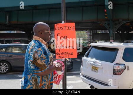 Bronx, New York, États-Unis. 17th mai 2022. La famille, les amis et les voisins sont venus rendre hommage à un mémorial de fortune pour le Kyhrara Tay, 11 ans, qui est décédé lorsqu'elle a été frappée par une balle perdue dans le Bronx. (Image de crédit : © Steve Sanchez/Pacific Press via ZUMA Press Wire) Banque D'Images