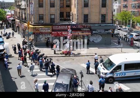 Bronx, New York, États-Unis. 17th mai 2022. La famille, les amis et les voisins sont venus rendre hommage à un mémorial de fortune pour le Kyhrara Tay, 11 ans, qui est décédé lorsqu'elle a été frappée par une balle perdue dans le Bronx. (Image de crédit : © Steve Sanchez/Pacific Press via ZUMA Press Wire) Banque D'Images