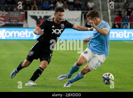 WASHINGTON, DC, USA - 18 MAI 2022: Le défenseur de la ville de New York, Malte Amundsen (12), défend contre l'avant de DC United, Taxiarchis Fuountas (11), lors d'un match MLS entre DC United et le New York City FC, le 18 mai 2022, À Audi Field, à Washington DC. (Photo de Tony Quinn-Alay Live News) Banque D'Images