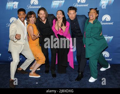 New York, NY, États-Unis. 18th mai 2022. Jordan Calloway, Diane Farr, Max Thierlot, Stephanie Arcila, Kevin Alejandro et Jules Latimer au Paramount 2022 Upfront à Carnegie Hall le 18 mai 2022 à New York. Crédit : John Palmer/Media Punch/Alamy Live News Banque D'Images