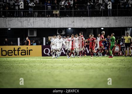 Santos, Sao Paulo, Brésil. 18th mai 2022. Sudamericana Soccer Cup - scène de groupe: Santos vs Union la Calera (Chili). 18 mai 2022, Santos, Sao Paulo, Brésil: Match de football entre Santos et Union la Calera (Chili), valable pour le cinquième tour de la coupe de football du Groupe C de Sudamericana, qui s'est tenu au stade Vila Belmiro, à Santos, sur la côte de Sao Paulo, mercredi (18). L'équipe de Santos a gagné le match par les scores de 1-0, avec un but marqué par Lucas Barbosa. Credit: Leonardo Sguacabia/Thenews2 (Credit image: © Leonardo Sguacabia/TheNEWS2 via ZUMA Press Wire) Banque D'Images