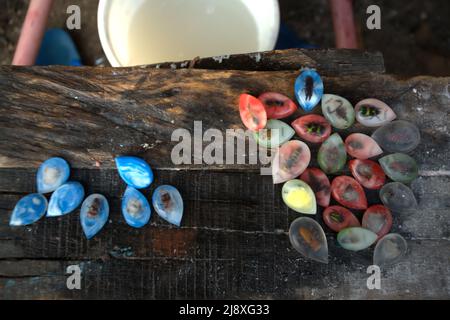 Souvenirs ornement d'ambre dans un magasin de bord de route à Lembah Harau, Harau, Lima Puluh Kota, Sumatra Ouest, Indonésie. Banque D'Images