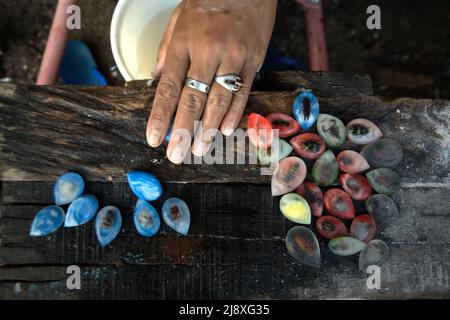 Souvenirs ornement d'ambre dans un magasin de bord de route à Lembah Harau, Harau, Lima Puluh Kota, Sumatra Ouest, Indonésie. Banque D'Images