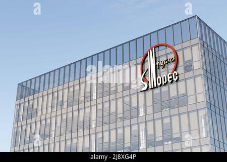 Pékin, Chine. 2 mai 2022. Usage éditorial seulement, 3D CGI. Logo Sinopec sur le dessus du bâtiment en verre. Siège social du bureau de la compagnie de pétrole de gaz de l'entreprise. Banque D'Images