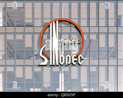 Pékin, Chine. 2 mai 2022. Usage éditorial seulement, 3D CGI. Logo Sinopec sur le dessus du bâtiment en verre. Siège social du bureau de la compagnie de pétrole de gaz de l'entreprise. Banque D'Images