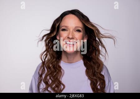 Cologne, Allemagne. 07th avril 2022. Carolin Kebekus, comédien, se trouve dans un studio. Kebekus organise un festival de musique avec seulement des femmes sur scène le 6 juin au Tanzbrunnen à Cologne. Avec le 'Festival', elle veut augmenter la visibilité des femmes. Credit: Rolf Vennenbernd/dpa/Alay Live News Banque D'Images