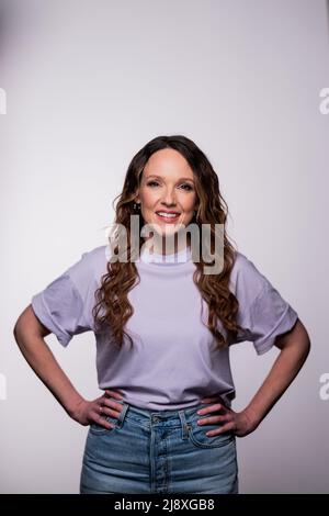 Cologne, Allemagne. 07th avril 2022. Carolin Kebekus, comédien, se trouve dans un studio. Kebekus organise un festival de musique avec seulement des femmes sur scène le 6 juin au Tanzbrunnen à Cologne. Avec le 'Festival', elle veut augmenter la visibilité des femmes. Credit: Rolf Vennenbernd/dpa/Alay Live News Banque D'Images