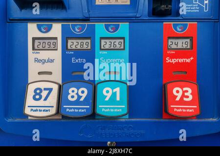 Toronto, Canada. 18th mai 2022. Dernier prix de l'essence de $2,099 tel qu'affiché à la pompe à Toronto Canada le 18th mai, alors que le prix de l'essence continue d'augmenter. Crédit : EXImages/Alamy Live News Banque D'Images